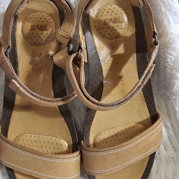 Teva Sandals Comfortable Strappy Design - Picture 9 of 9